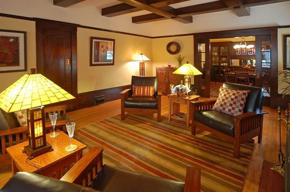 B&B City Lobby Lounge property recreation room Resort billiard room cottage Villa Suite mansion Dining